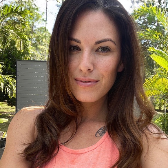 Meet your Posher, Lauren - Picture 4 of 6